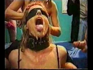 Record de bukkake se le corren - 122 tipos